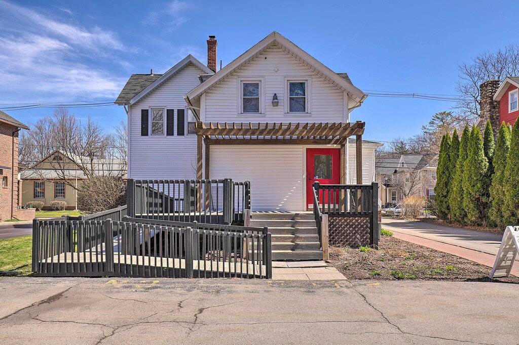 Ganze Wohnung, Charming & Walkable Fairport Village Apartment! in Fairport, Ontariosee