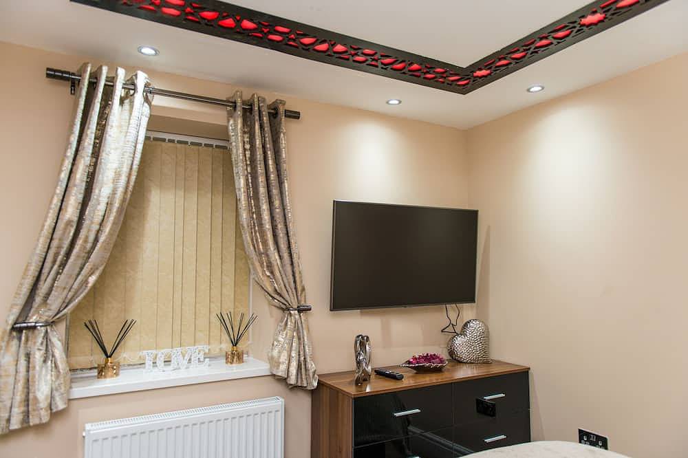 Entire apartment, Aphrodite Suites - The Sanctuary Hot Tub Spa Suite in Huddersfield, West Yorkshire