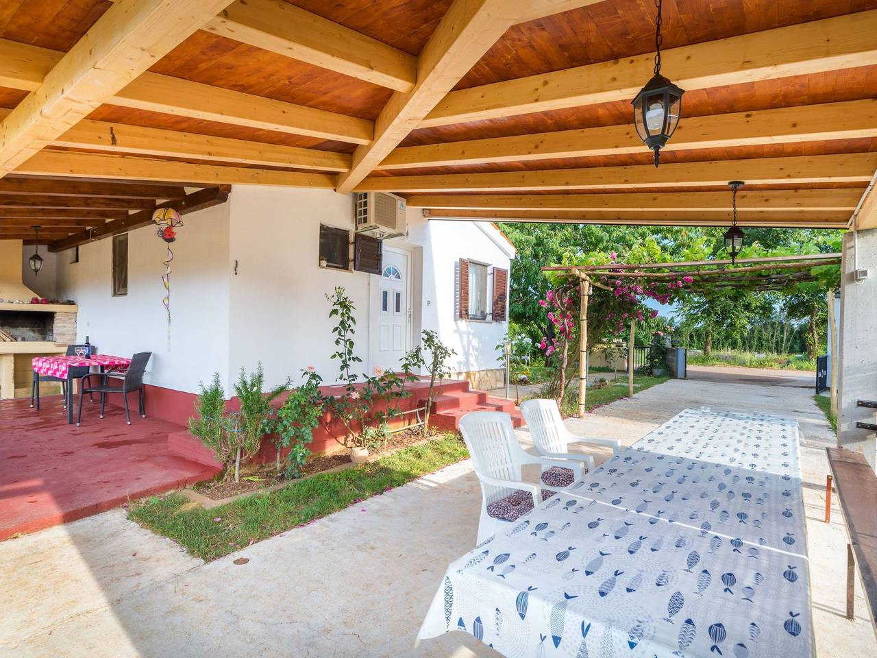 Haus "Dragica" mit Garten, Terrasse und Grill in Rogovići, Marčana