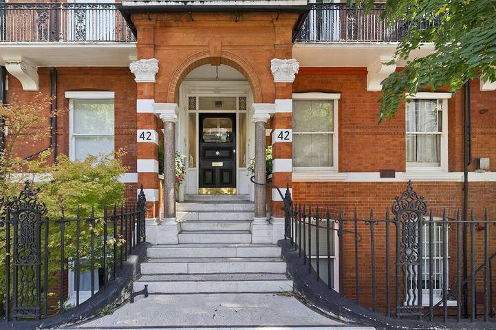 Vacation apartment for 4 people, with yard in London