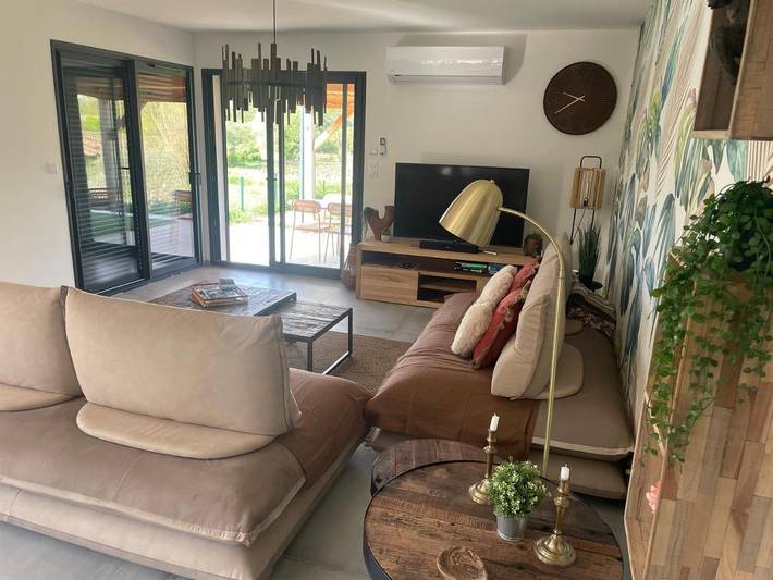Location de vacances pour 8 personnes, avec vue ainsi que jardin et piscine, animaux acceptés à Saint-Just-et-Vacquières - 4