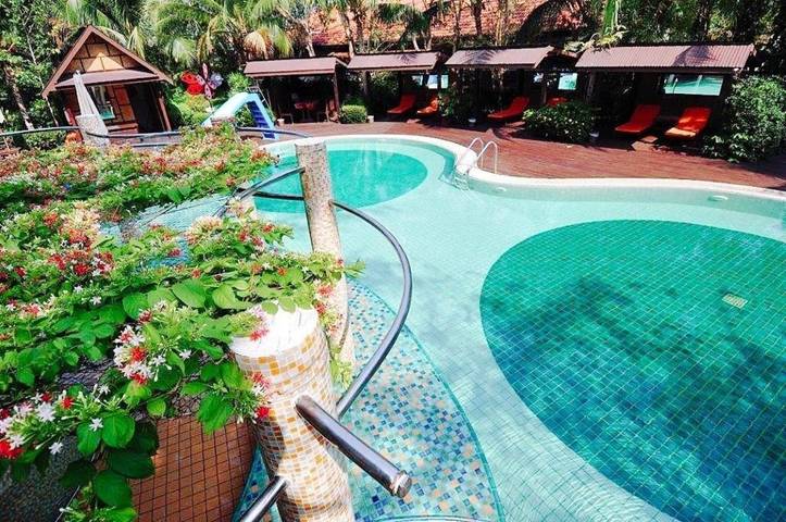 Resort para 2 personas, con jardín además de jacuzzi y piscina - 1