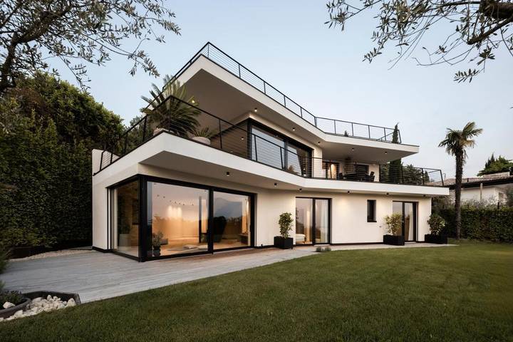 Villa per 8 persone, con piscina e vista lago nonché panorama e giardino, con animali domestici a Bardolino