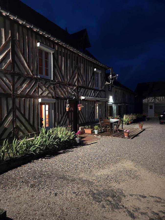 Location de vacances pour 2 personnes, avec terrasse ainsi que vue et jardin dans Mézidon Vallée d'Auge - 2