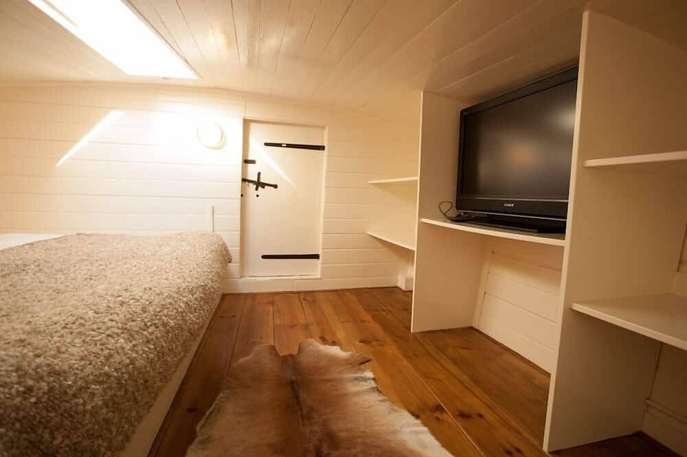 Renovated B&B houseboat in the centre of Amsterdam in Jordaan, Dutch Coast