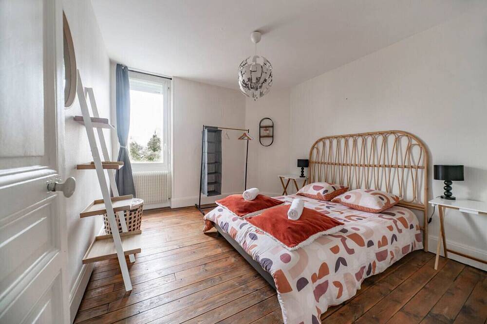 Apartamento entero, Large Bohemian T3 80m2 with Private Parking in Vichy, Región de Vichy
