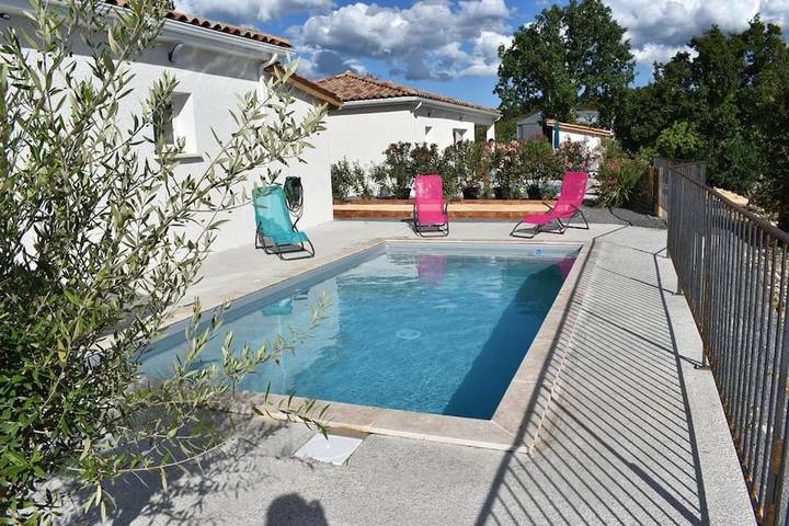 Vakantiehuis voor 4 personen, with Terras and Zwembad as well as Uitzicht in Balazuc