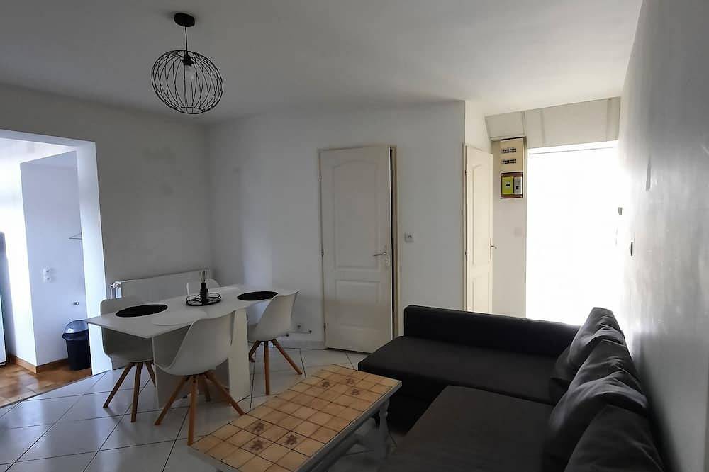 Appartement entier, \"Plain-Pied Charmant 56m²: Prox. Centre-Ville, Cuisine Équipée - Idéal 7 Pers.\" in Auxonne, Région de Dijon
