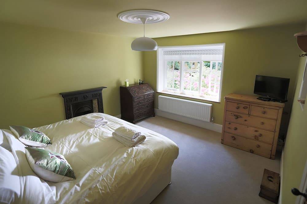 Historic Royal Kent cottage surrounded by large gardens & private swimming pool in Eastwell, Ashford region