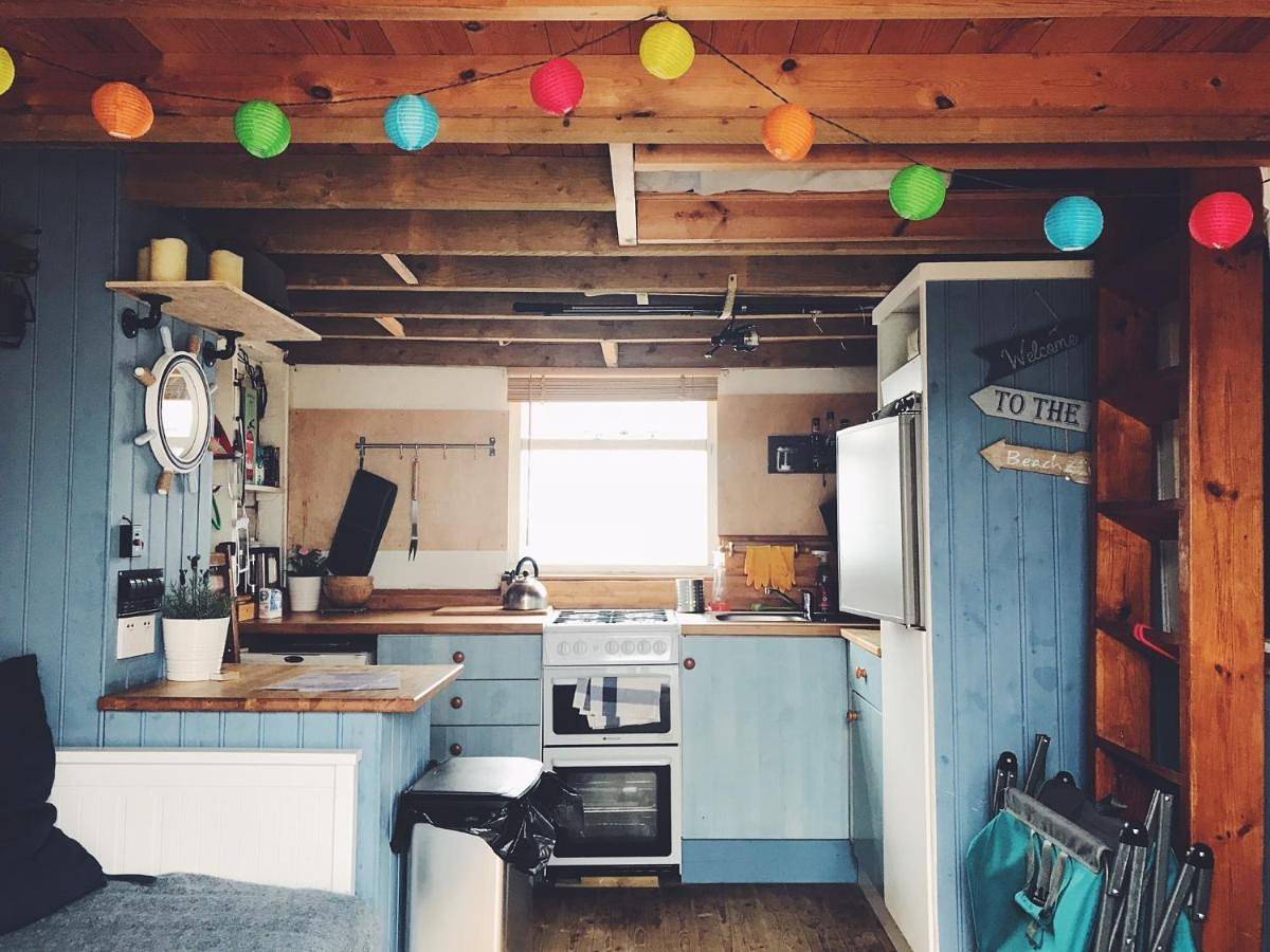 Stargazing Beach Hut on Mudeford Sandbank with wake up sea views in Bournemouth, South West England