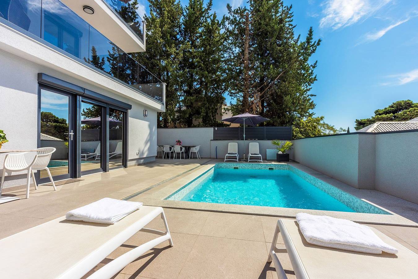 Ganze Wohnung, Traumhaftes Apartment nur 500 Meter zum Sandstrand mit Pool in Crikvenica, Primorje-Gorski Kotar