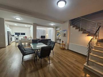 Location de vacances pour 6 personnes, avec piscine ainsi que vue et jardin dans Oróklini