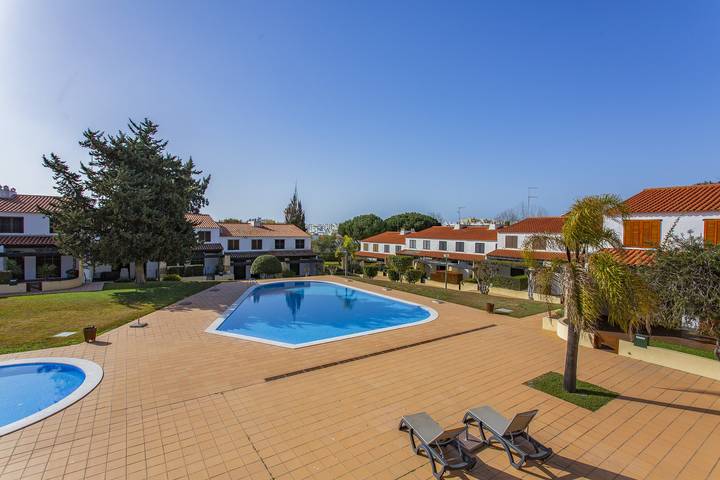 Ganze Wohnung, Vilar do Jardim - Terrace and Pool - Vilamoura by in Quarteira, Faro Distrikt
