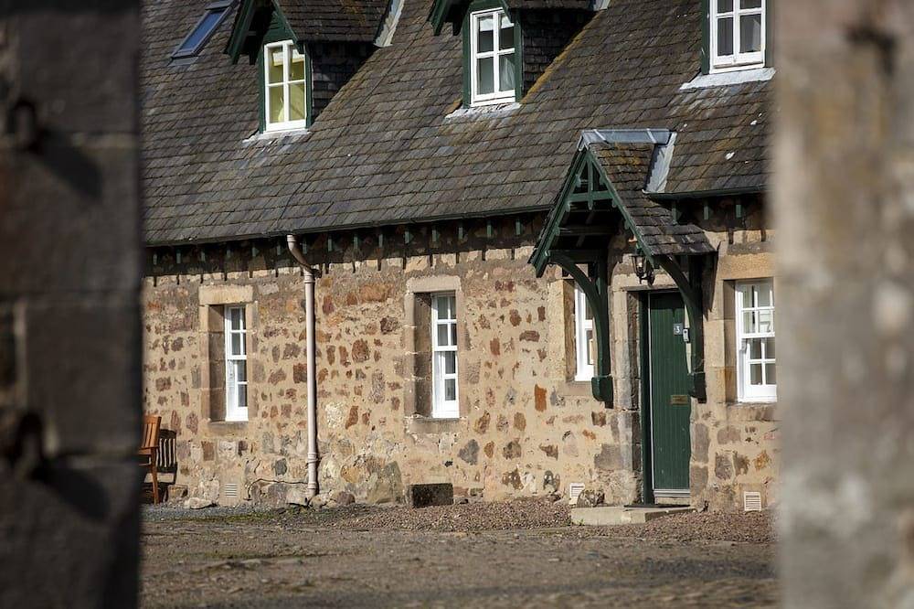 Sycamore Cottage - a traditional 2 bedroom stone cottage within the grounds of Arniston House in Edinburgh und Lothian