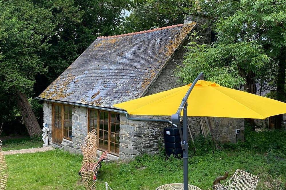 A French countryside detached cottage located in hectares of private land. in Garlan, Ceinture Dorée