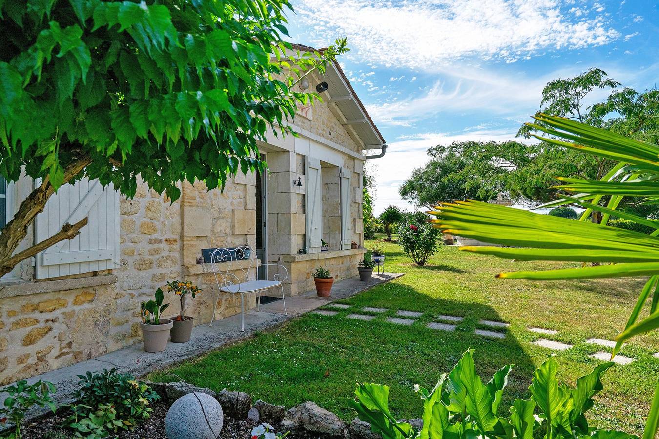 Holiday Home 'La Vignentaise' with Terrace, Shared Pool and Wi-Fi in Bois, Jonzac region