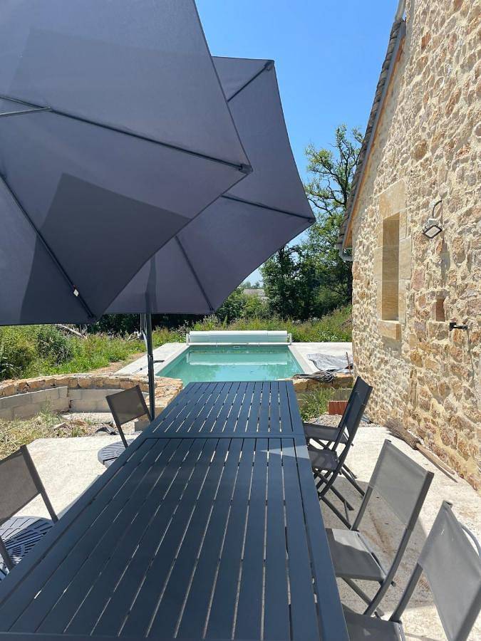 Location de vacances pour 12 personnes, avec vue et terrasse ainsi que jardin et piscine, animaux acceptés à Anglars-Saint-Félix