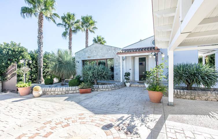 Ferienhaus für 8 Personen, mit Pool und Terrasse sowie Garten - 1