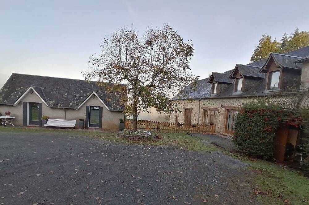 Comfortable country house (linen / internet / air conditioning) 5 minutes from the A20 motorway in Donzenac, Région de Brive-la-Gaillarde