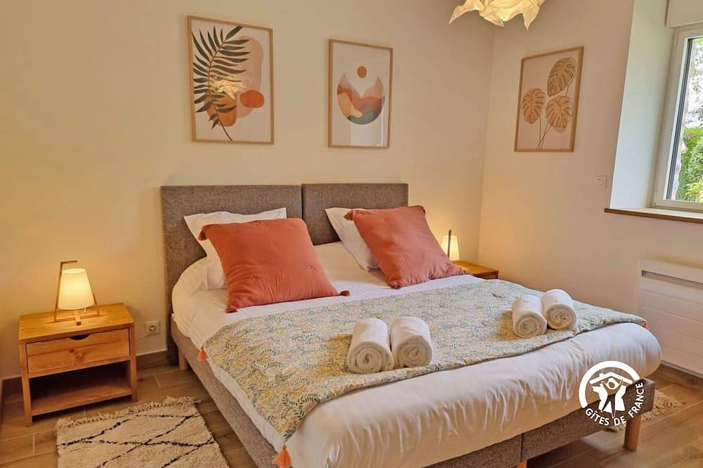 Grande maison rénovée avec étang privé, parc arboré et jeux extérieurs - Idéale pour familles et amis in Aron, Mayenne