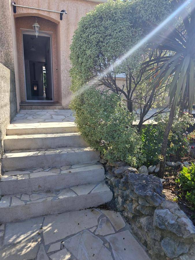 Location de vacances pour 7 personnes, avec terrasse et vue dans Cabanes de Fitou