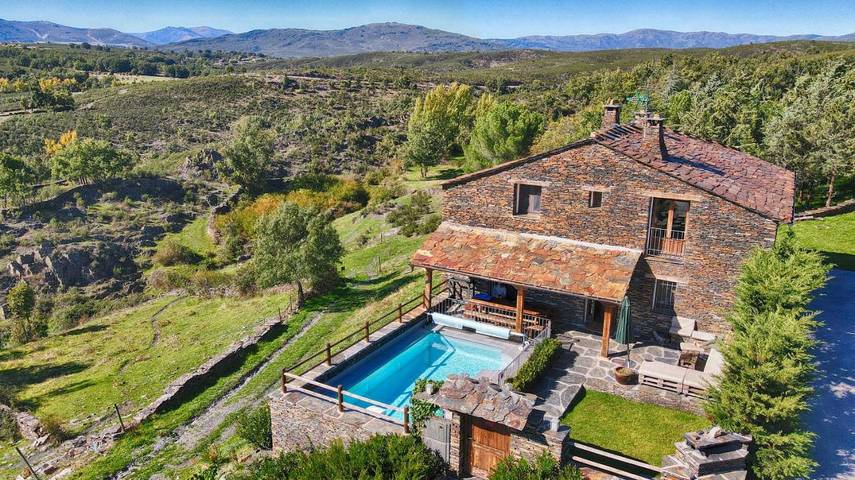 Chalet para 21 personas, con Jacuzzi y Terraza además de Jardín y Piscina en Provincia de Guadalajara