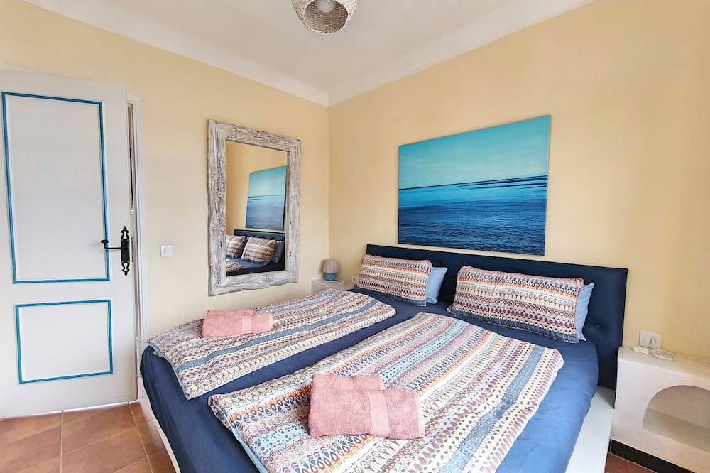 Entire apartment, Apartment with sea view for 2 people in Cala Fornells in Cala Fornells, Calvià