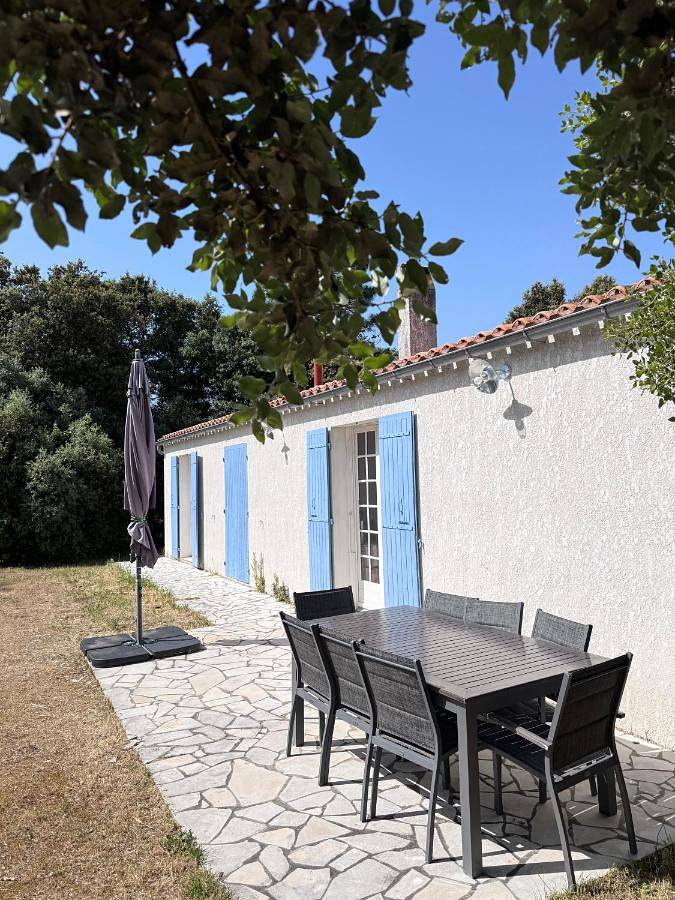Location de vacances pour 7 personnes, avec terrasse et jardin dans Plage des Huttes
