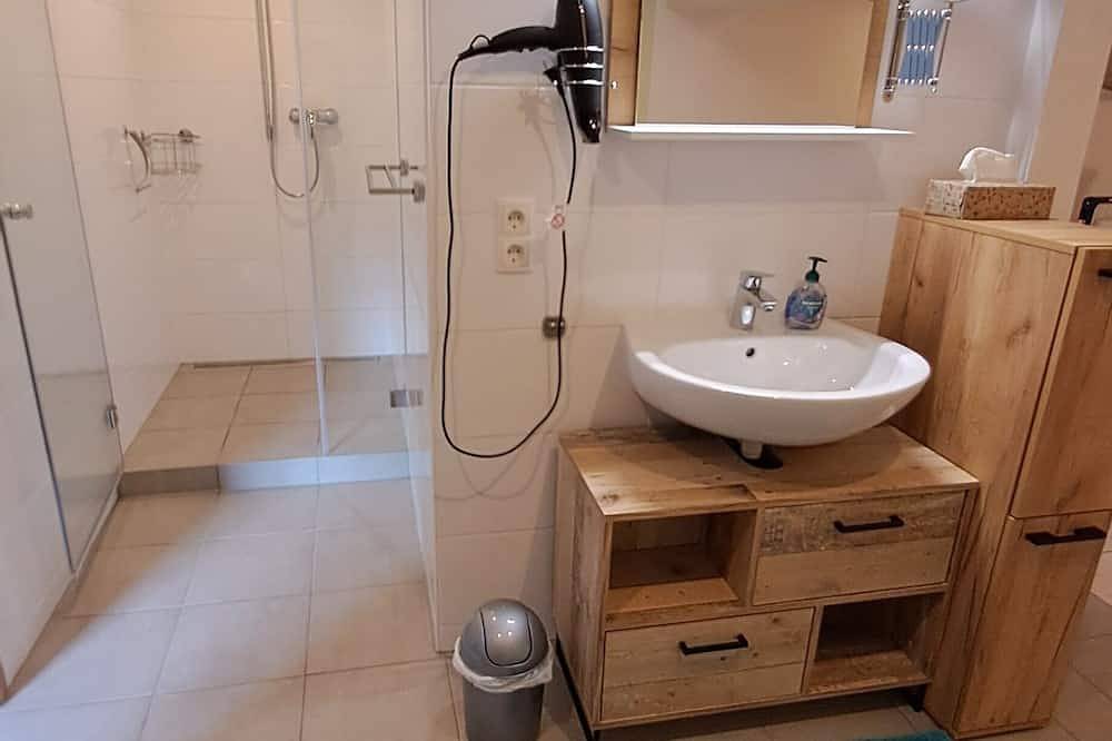 Entire apartment, Ferienwohnung Uebler - Large vacation apartment near the lake in Kreuth, Bavarian Alps