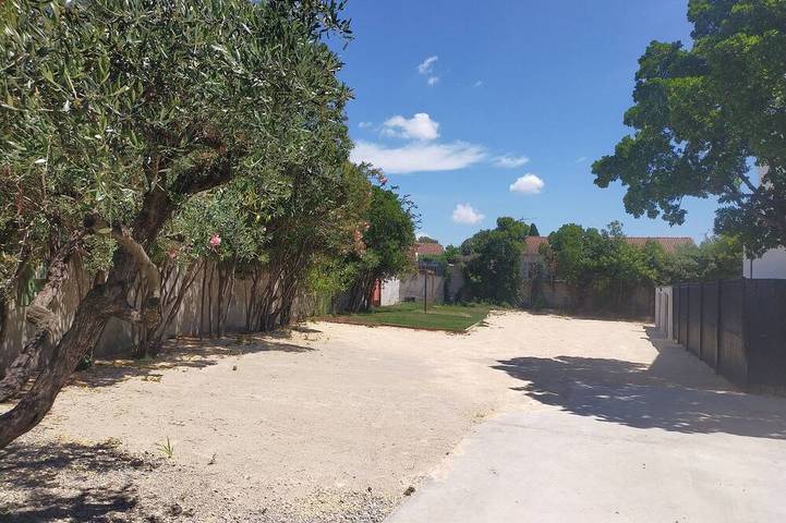 Ganze Wohnung, T2 R+1 für 2/4 Personen, privater Garten und Parkplatz! in Nîmes, Nimes und Umgebung