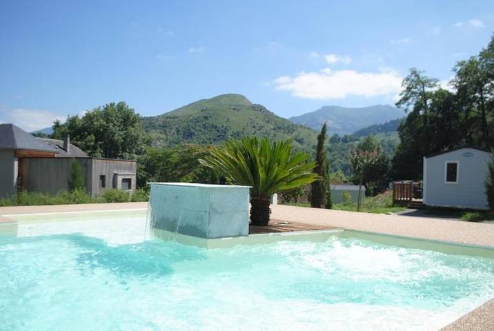 Camping pour 2 personnes, avec Terrasse et Jacuzzi ainsi que Jardin et Piscine