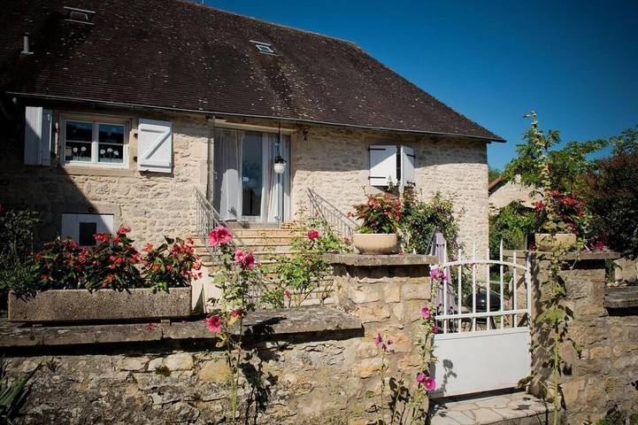 Location de vacances pour 4 personnes, avec piscine et jardin, animaux acceptés à Lacave