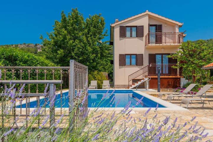 Villa für 10 Personen, mit Terrasse und Garten - 1