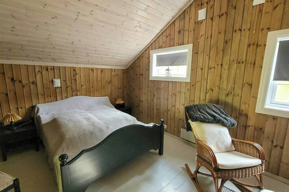 Kiefern-Hütte mit Ruderboot am See in Bjørkedalen in Volda