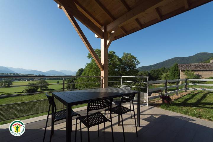Gîte pour 4 personnes, avec vue ainsi que terrasse et jardin dans Pierre-Châtel - 2