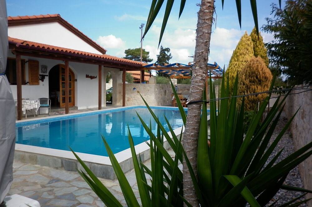 Spacious 3 becroom Villa with private pool, patio and roof terrace. in Roumeli, Rethymno und Umgebung