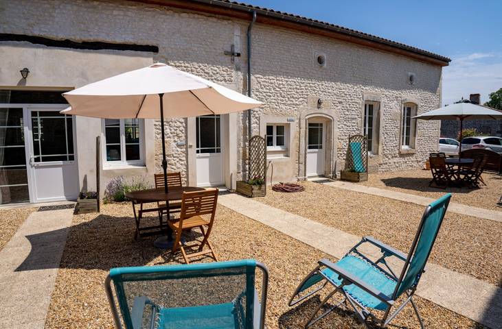 Gîte pour 2 personnes, avec terrasse ainsi que piscine et jardin à Saint-Seurin-de-Palenne