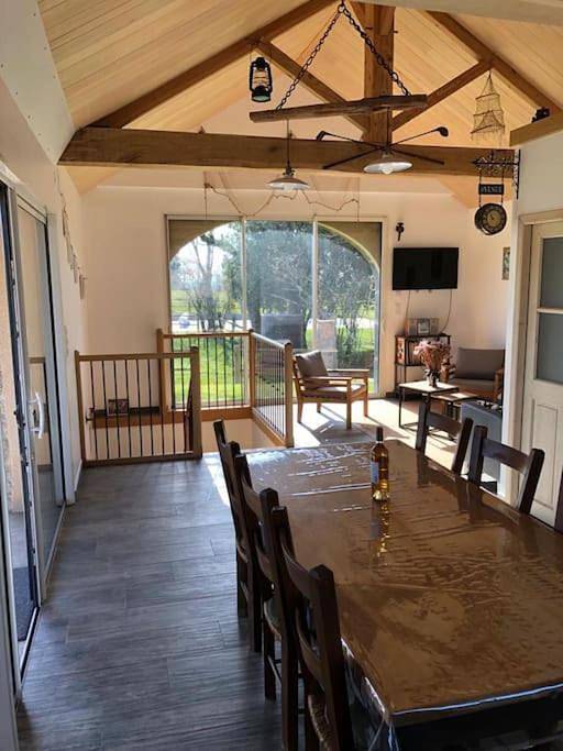 Location de vacances pour 6 personnes, avec vue sur le lac et piscine ainsi que vue et jardin dans Le Bas Ségala - 3