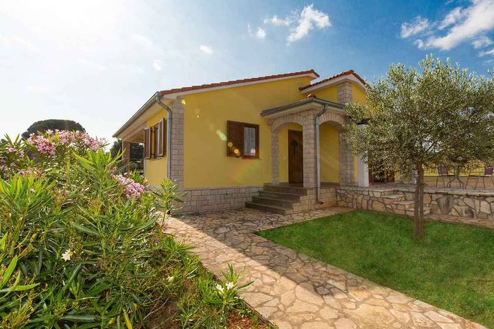 Ferienhaus für 4 Personen, mit Garten in Kastelir