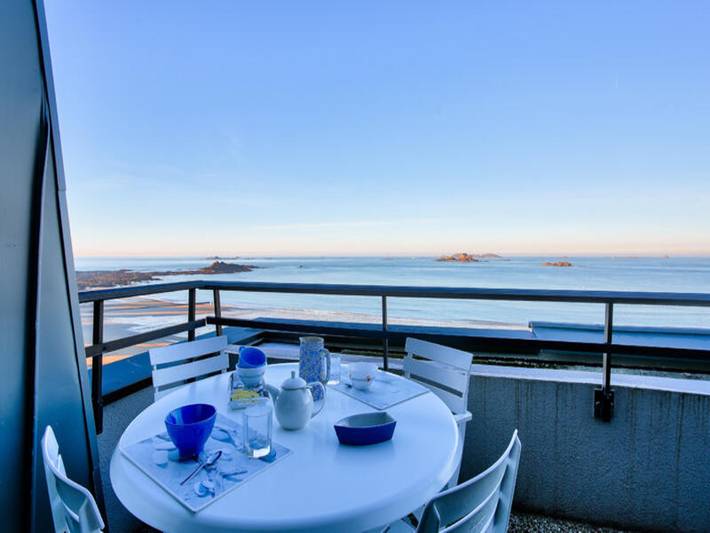 Gîte pour 4 personnes, avec balcon, adapté aux familles dans Saint-Énogat