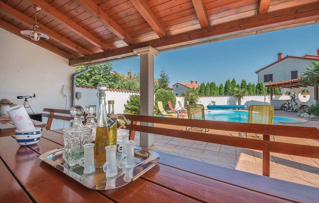 Apartamento entero, Apartamento de vacaciones para 2 personas con terraza in Banjole, Costa sur de Istria