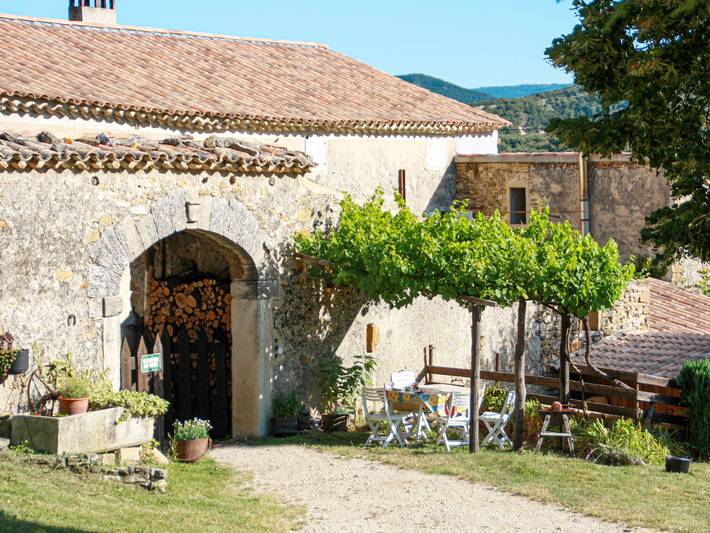 Location de vacances pour 4 personnes, avec Terrasse ainsi que Jardin et Vue à Roche-Saint-Secret-Béconne