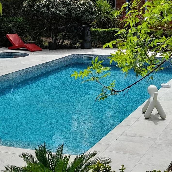 Chambre d’hôte pour 2 personnes, avec Jacuzzi et Terrasse ainsi que Jardin et Piscine