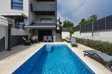 Ferienhaus für 12 Personen, mit Whirlpool und Balkon in Sveti Filip i Jakov