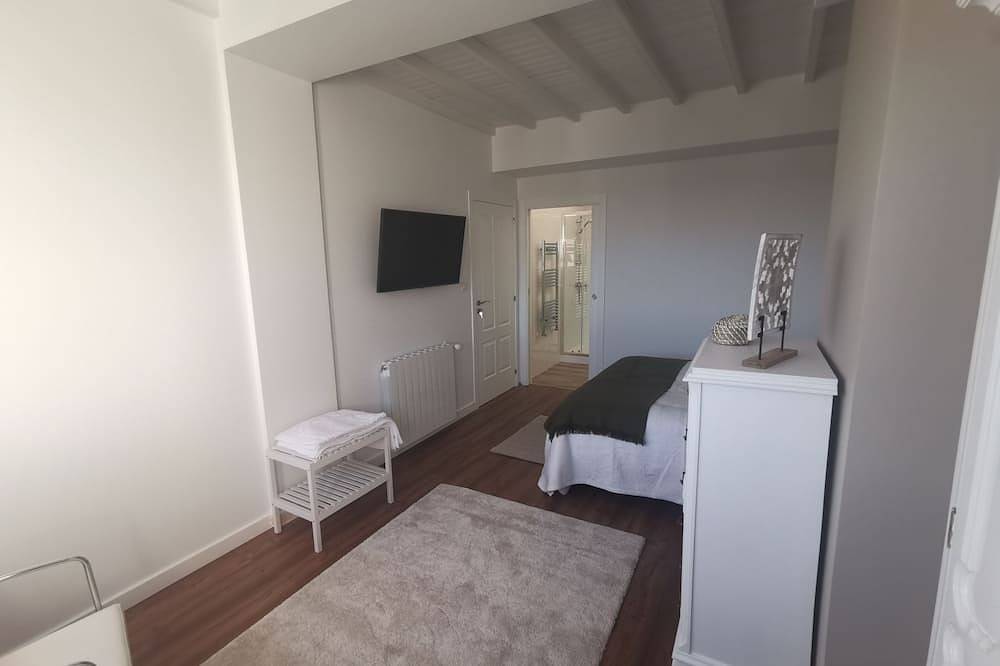 Beautiful centennial house recently restored in a privileged location. in Vilaxoán, Vilagarcía de Arousa