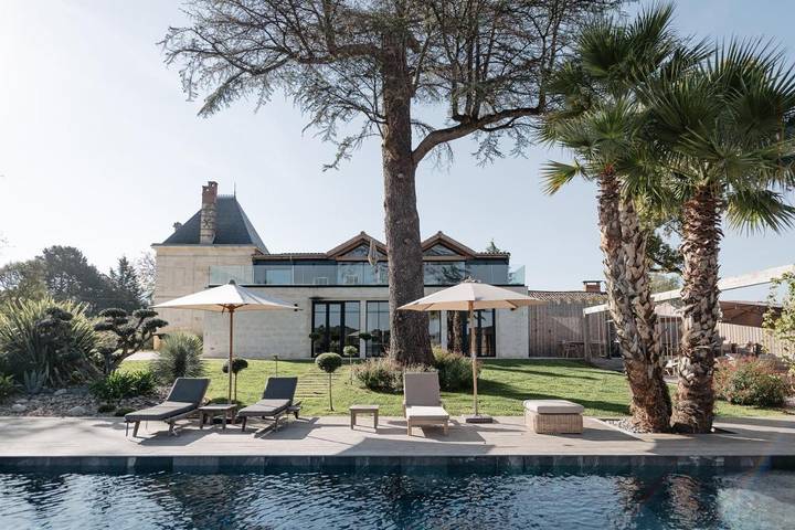 Villa pour 18 personnes, avec Balcon et Terrasse ainsi que Jardin et Piscine à Carignan-de-Bordeaux