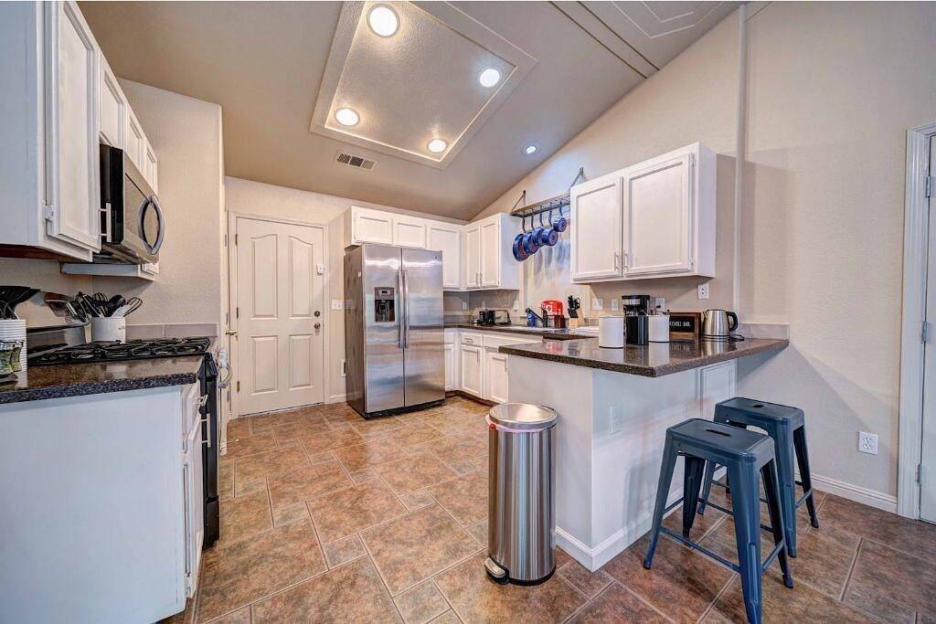 🏡 *New* The Artsy Abode ✨ Hot Tub ♨️ Bbq 🍖Foosball ⚽️ in Redding, Shasta County