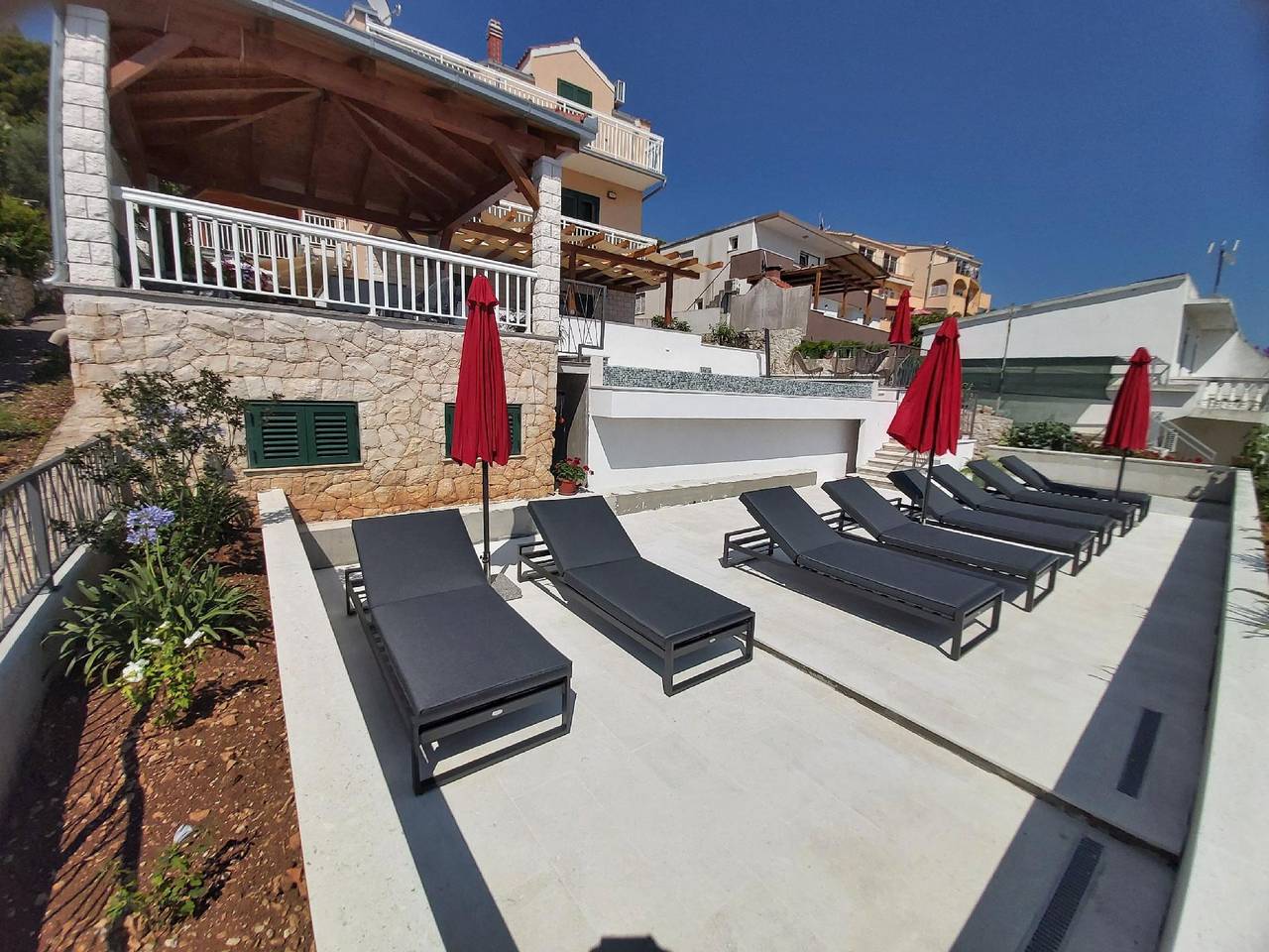 Ganze Ferienwohnung, Beheizter Infinity-Pool, Panoramablick auf das Meer Wohnung a2 in Okrug Gornji, Ciovo