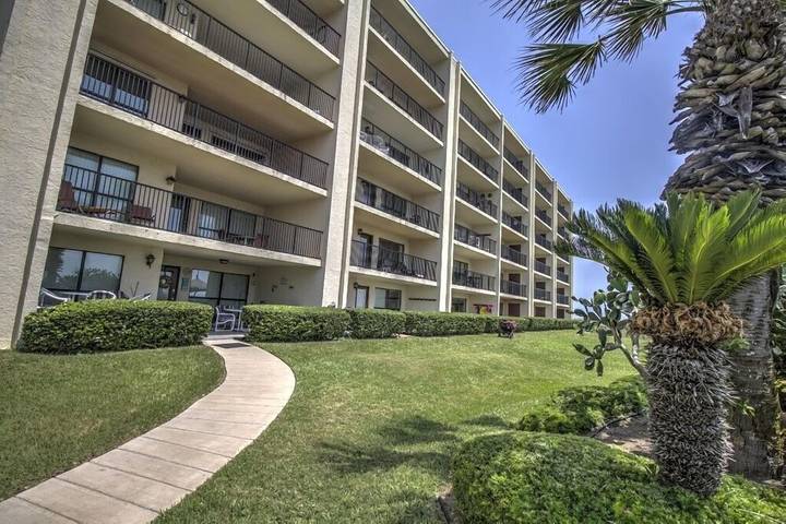 Vacation rental for 8 people, with pool and balcony as well as hot tub in South Padre Island