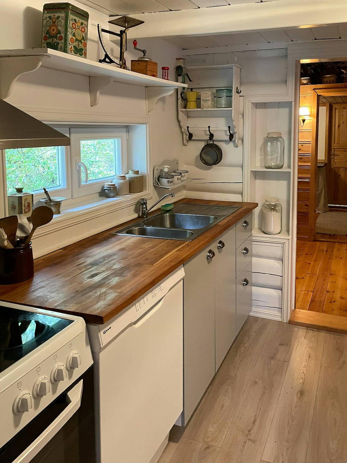 Cabane traditionnelle en rondins au bord du lac Seljordsvannet in Seljord